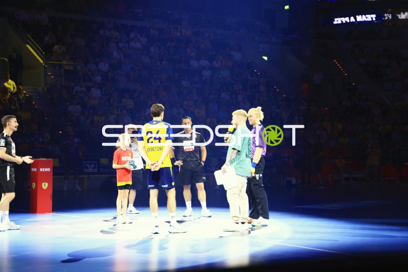 Mikael Appelgren (#1; Team Apfel) bei Zeremonie in der SAP Arena