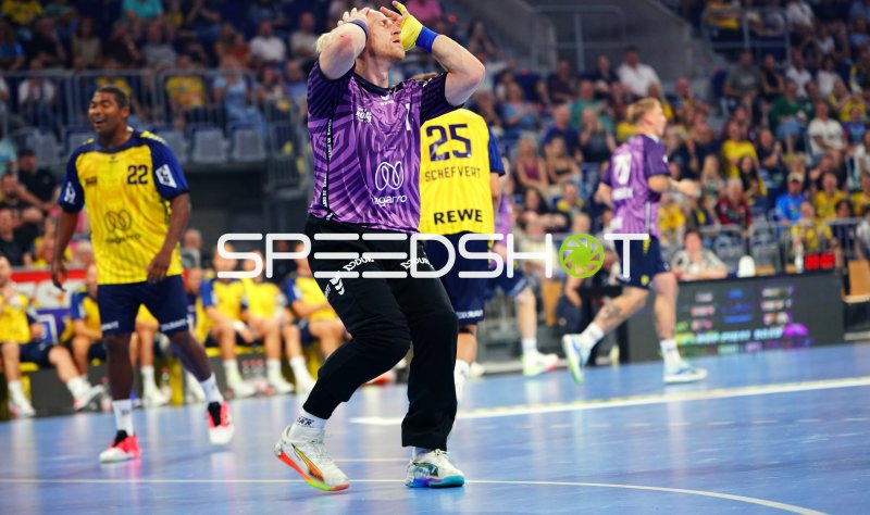 Team Apfel-Spieler zeigt Enttäuschung nach verpasster Chance in der SAP Arena