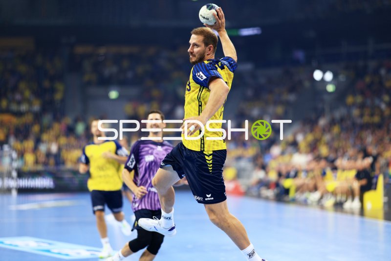 Michael Haaß (#13; Team Johnny) beim Sprungwurf in der SAP Arena