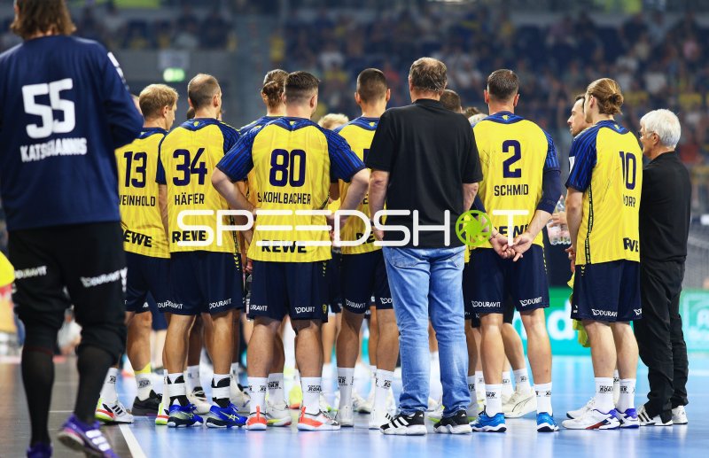 Team Johnny in Auszeit-Besprechung in der SAP Arena Mannheim
