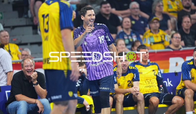 Marius Steinhauser (#19; Rhein Neckar Löwen) lachend auf dem Spielfeld