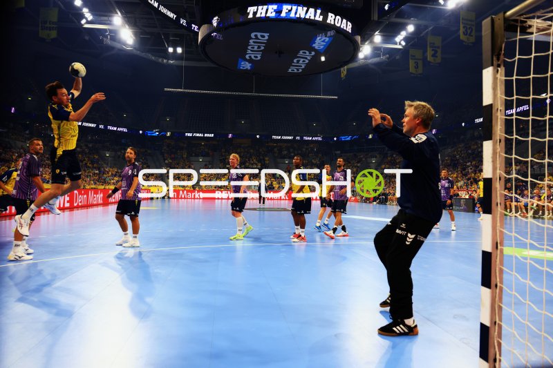 Wurfaktion von Team Johnny gegen Team Apfel beim The Final Roar