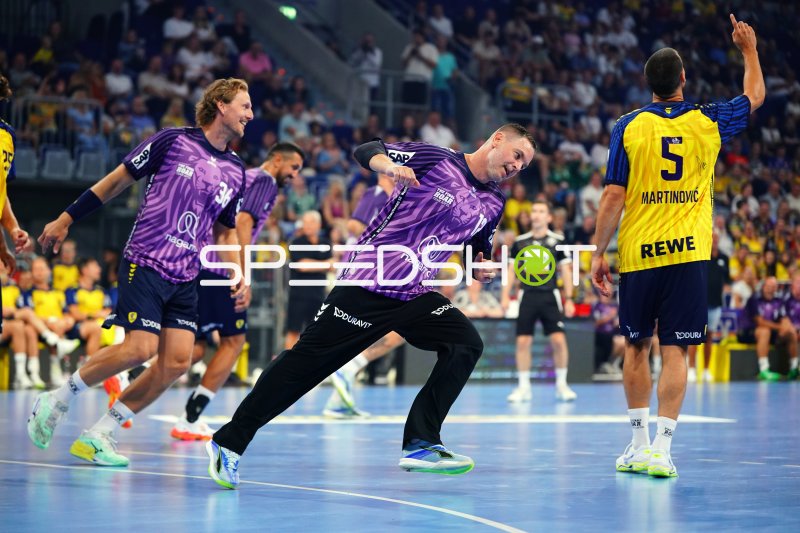 Andreas Palicka (#12; Team Apfel) jubelt ausgelassen in der SAP Arena