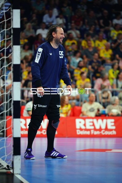 Nikolas Katsigiannis (#55; Team Johnny) lächelt vor dem Tor