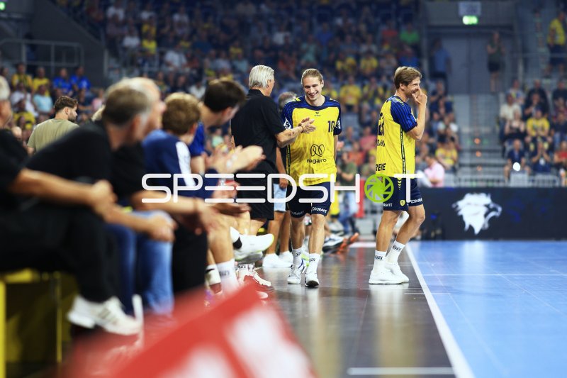 Juri Knorr (#10; Team Johnny) lächelnd an der Seitenlinie in der SAP Arena