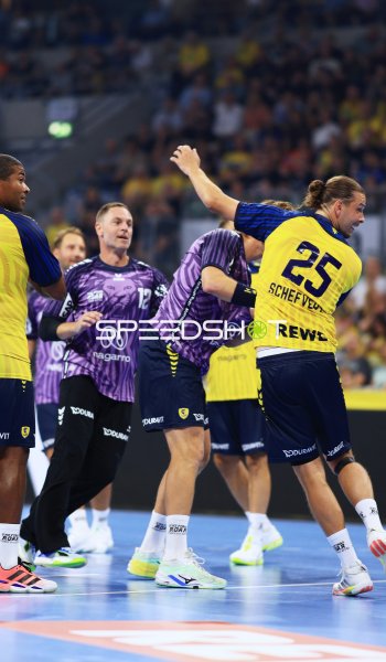 Andreas Palicka (#12; Team Apfel) und Olle Forsell Schefvert (#25; Team Johnny) im Zweikampf