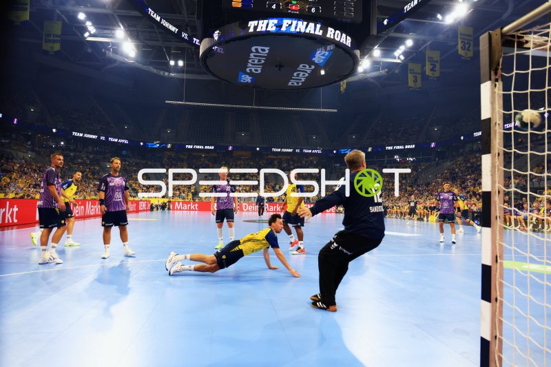 Per Sandström (#12; Team Apfel) hält Wurf bei The Final Roar in der SAP Arena