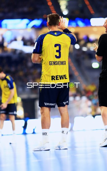 Uwe Gensheimer (#3; Team Johnny) gibt Handzeichen auf dem Spielfeld
