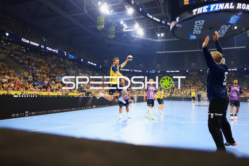 Tobias Reichmann (#9; Team Johnny) beim Sprungwurf in der SAP Arena