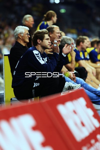 Joel Birlehm (#35; Team Johnny) verfolgt das Spiel von der Bank