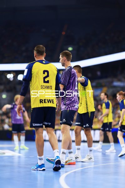 Andy Schmid (#2; Team Johnny) und Team Apfel-Spieler vor dem Spiel in der SAP Arena