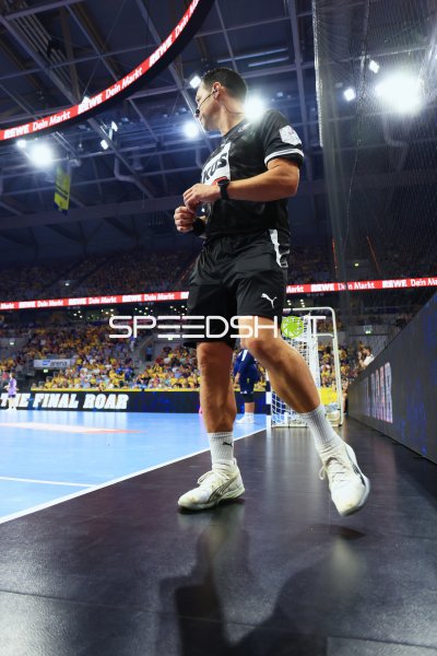 Schiedsrichter läuft in der SAP Arena beim Final Roar ein