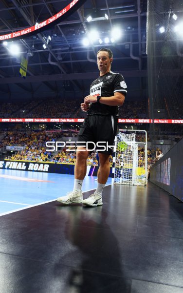 Schiedsrichter beobachtet das Spielgeschehen in der SAP Arena