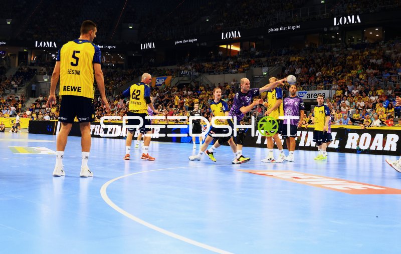 Zarko Sesum (#5; Team Johnny) beobachtet Spielzug in der SAP Arena