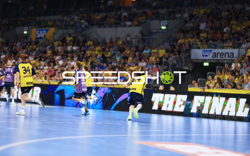 Kai Häfner (#34; Team Johnny) zeigt Richtung beim Finale in der SAP Arena