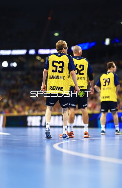 Hämmerle (#53), Pekeler (#61) und weitere Spieler von Team Apfel auf dem Parkett