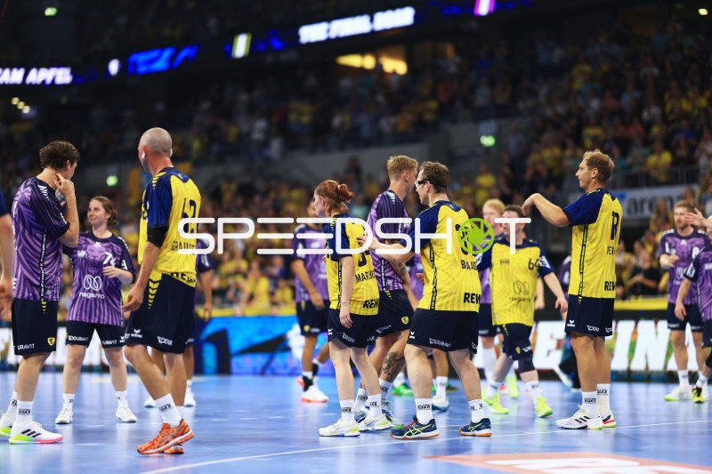 Spieler von Team Johnny und Team Apfel auf dem Parkett der SAP Arena