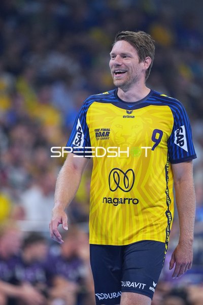 Tobias Reichmann (#9; Team Johnny) lacht in der SAP Arena