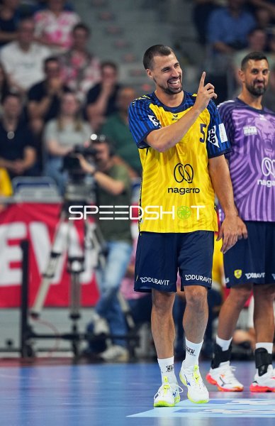 Ivan Martinović (#5; Team Johnny) lächelnd mit erhobenem Finger in der SAP Arena