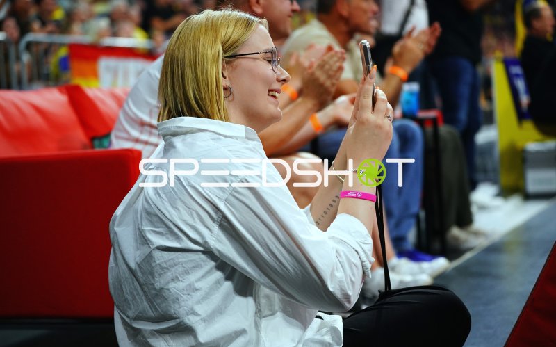 Zuschauerin fotografiert mit Smartphone in der SAP Arena Mannheim