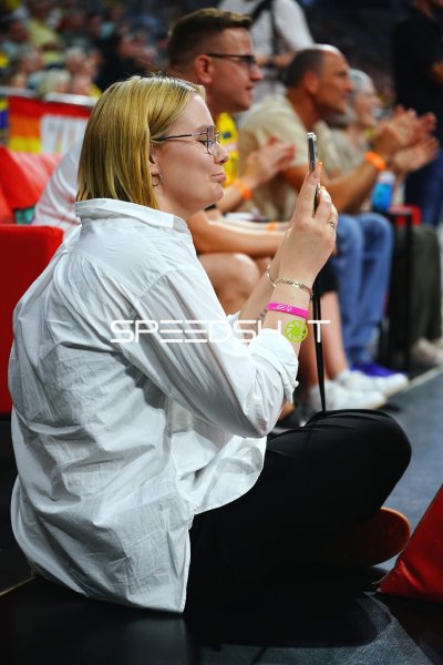 Fan fotografiert mit Smartphone in der SAP Arena Mannheim