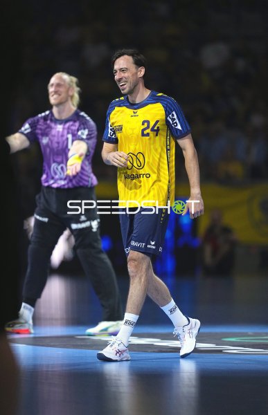 Patrick Groetzki (#24; Rhein Neckar Löwen) lächelnd auf dem Parkett