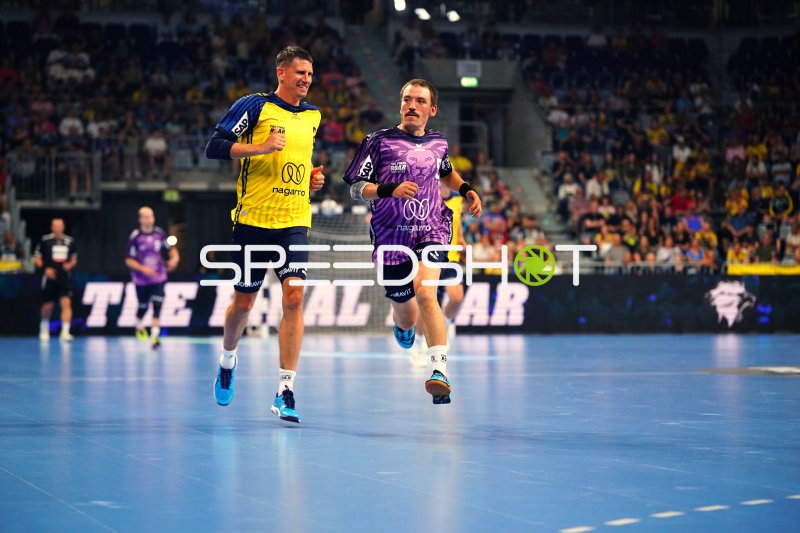 Andy Schmid (#2; Team Johnny) im Laufduell in der SAP Arena