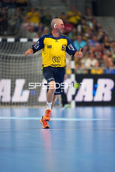 Spieler von Team Johnny läuft jubelnd über das Parkett in der SAP Arena