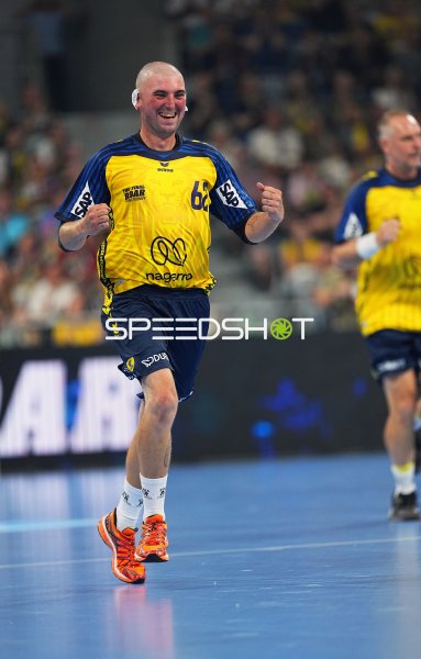 Team Johnny Spieler (#62) jubelt beim Laufen in der SAP Arena