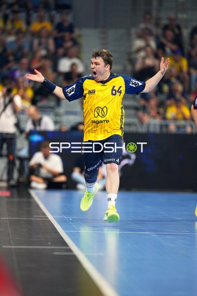 Spieler (#64; Team Johnny) jubelt ausgelassen in der SAP Arena
