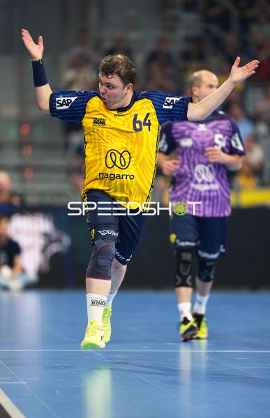 Spieler (#64; Team Johnny) jubelt nach Aktion in der SAP Arena