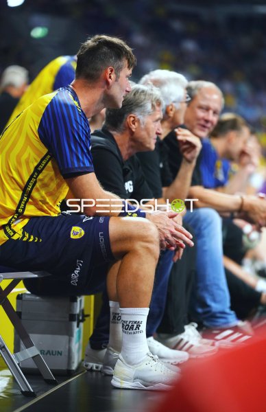 Team Johnny Spieler auf der Bank bei The Final Roar in der SAP Arena