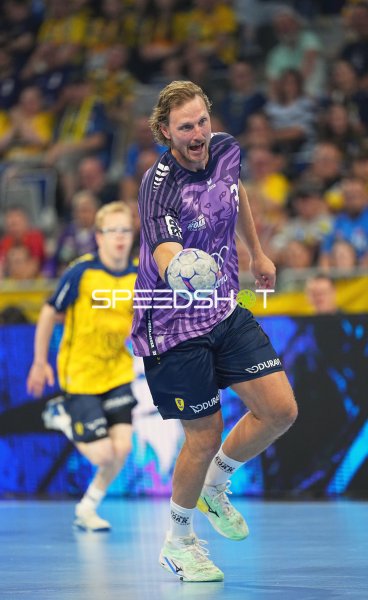 Team Apfel Spieler mit Ball beim Antritt in der SAP Arena