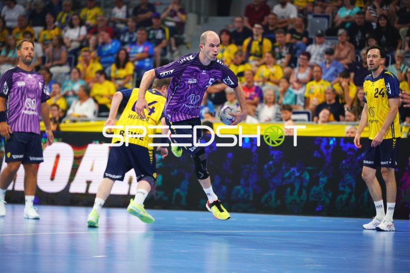 Johannes Sellin (#5; Team Apfel) im Sprungwurf gegen Team Johnny