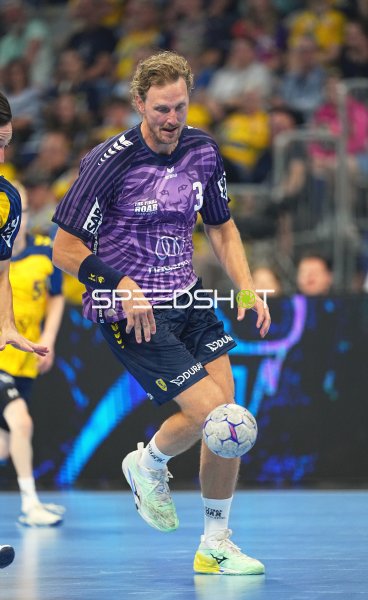Johannes Sellin (#5; Team Apfel) mit Ball in der SAP Arena
