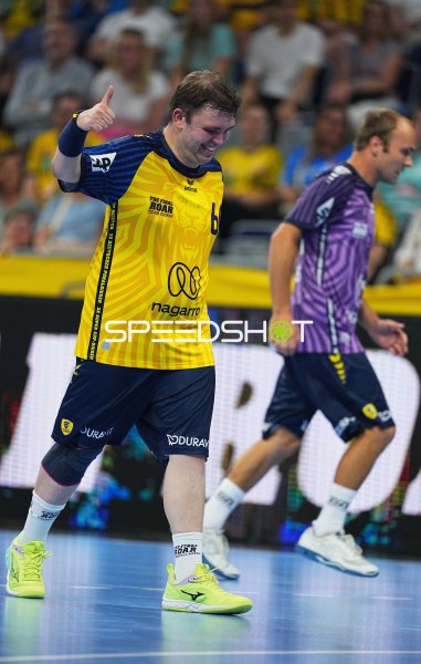 Team Johnny Spieler jubelt mit Daumen hoch in der SAP Arena