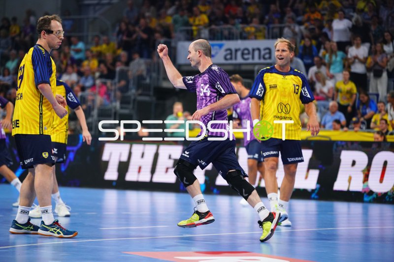 Steffen Weinhold (#13; Team Johnny) jubelt in der SAP Arena