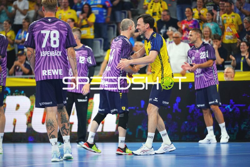 Patrick Groetzki (#24; Rhein Neckar Löwen) beim herzlichen Empfang durch Team Apfel