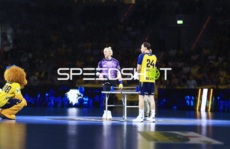 Mikael Appelgren (#1; Team Apfel) und Patrick Groetzki (#24; Team Johnny) beim Tischtennis-Showact