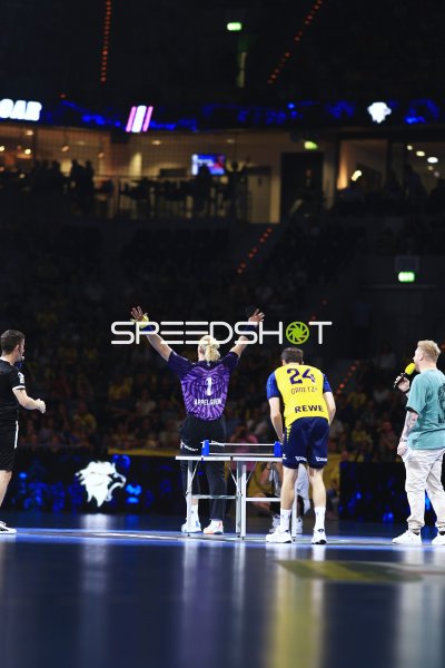 Mikael Appelgren (#1; Team Apfel) jubelt beim Tischtennis-Showduell gegen Patrick Groetzki (#24; Team Johnny)