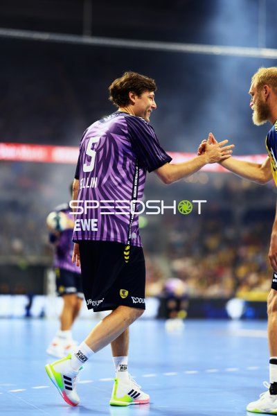 Johannes Sellin (#5; Team Apfel) beim Handshake in der SAP Arena