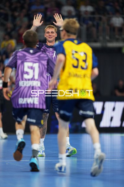 Edwin Aspenbäck (#78; Rhein Neckar Löwen) jubelt mit erhobenen Händen