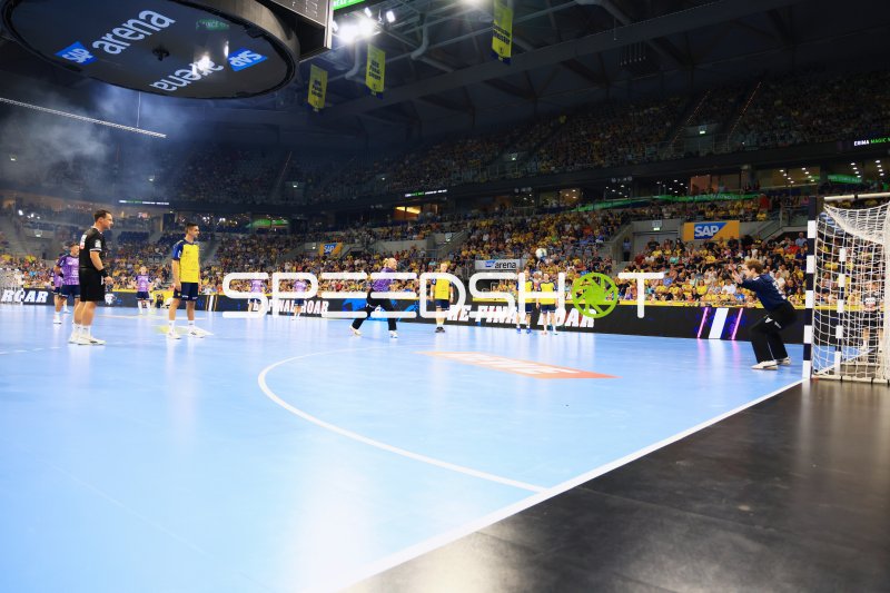 Halbzeitshow mit Wurfaktion vor ausverkaufter SAP Arena