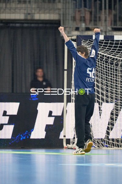 Torwart-Jubel vor dem Handballtor in der SAP Arena