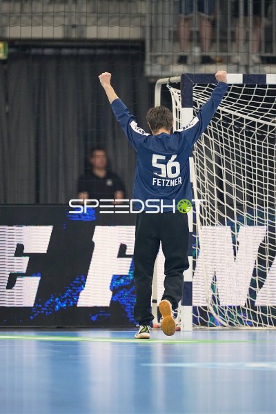 Fetzner (#56) jubelt vor dem Handballtor in der SAP Arena