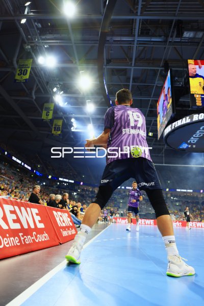 Marius Steinhauser (#19; Team Apfel) beim Einwurf in der SAP Arena