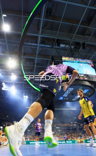 Team Apfel Spieler beim Sprungwurf in der SAP Arena Mannheim