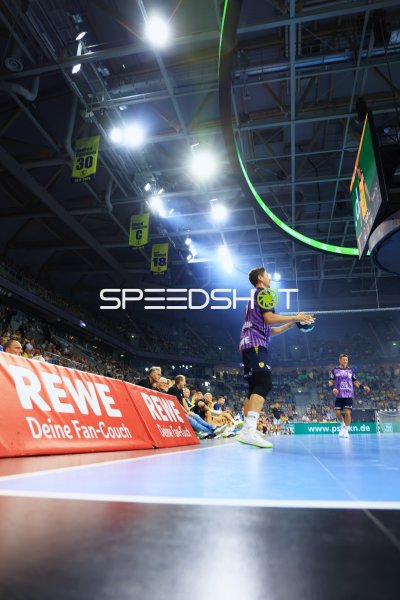 Team Apfel-Spieler bei Einwurf in der SAP Arena Mannheim