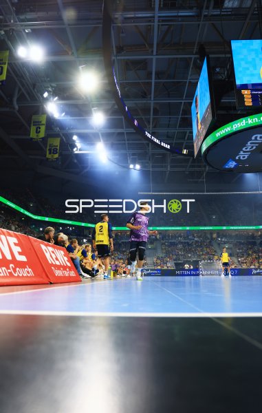 Andy Schmid (#2; Team Johnny) und Team-Apfel-Spieler in der SAP Arena