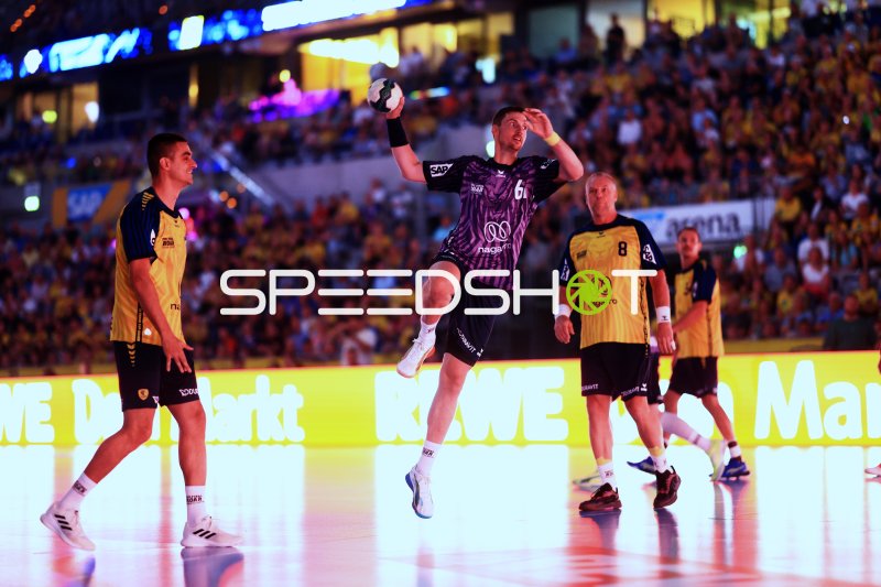 Hendrik Pekeler (#61; Team Apfel) springt zum Wurf in der SAP Arena